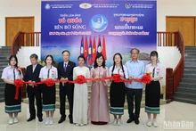 Các đại biểu cắt băng khai mạc triển lãm. Ảnh: Hải Tiến