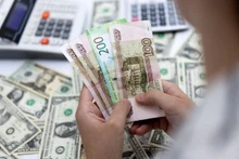 Tỷ giá đồng ruble so với đồng USD giảm xuống mức thấp nhất trong 3 tháng. (Ảnh: Reuters)