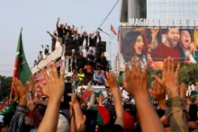 Ông Imran Khan cùng người ủng hộ ông trong cuộc tuần hành tại thành phố Lahore, ngày 28/10. (Ảnh: Reuters)