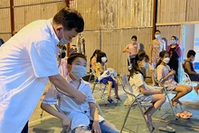 Kiểm tra sức khỏe cho học sinh trước khi tiêm vaccine.