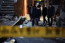 Điều tra viên làm việc tại hiện trường vụ giẫm đạp ở Seoul, Hàn Quốc. (Ảnh: Reuters)