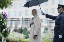 Tổng thống Mỹ Joe Biden đặt vòng hoa tưởng niệm trong khuôn viên Lầu năm góc. (Ảnh: Reuters)