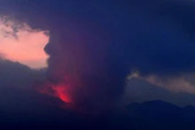 Hình ảnh từ camera ghi lại cảnh núi lửa Sakurajima phun trào, ngày 24/7/2022. (Nguồn: Kyodo)