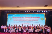 Ban Tổ chức tặng hoa cho các địa biểu tham gia Hội nghị và Hội thảo.