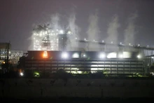 Khói bốc lên từ một nhà máy nhiệt điện than ở Ahmedabad, Ấn Độ, ngày 13/10/2021. (Ảnh: Reuters)