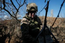Một quân nhân Ukraine xuất hiện gần làng Travneve, Donetsk, Ukraine, ngày 21/2/2022. (Ảnh: Reuters)