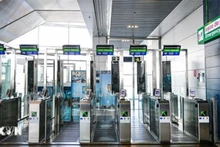 Cửa kiểm soát biên giới tự động dành cho hành khách từ các nước không thuộc khối Schengen được lắp đặt tại sân bay quốc tế Henri Coanda ở Otopeni, Romania, ngày 28/3/2024. (Ảnh: AFP/TTXVN)