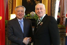 Phó Thủ tướng Thường trực Nguyễn Hòa Bình và Chủ tịch Hạ viện Anh Lindsay Hoyle. Ảnh: Bộ Ngoại giao