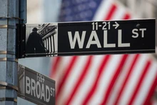 Biển hiệu Phố Wall xuất hiện trước Sở Giao dịch Chứng khoán New York (NYSE) tại New York, Mỹ, ngày 18/1/2022. (Ảnh: Tân Hoa xã)