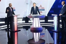 Thủ tướng Australia Anthony Albanese (trái) và lãnh đạo liên đảng đối lập Peter Dutton tại cuộc tranh luận trực tiếp lần thứ 4 ở Sydney, tối 27/4/2025. (Ảnh: TTXVN)