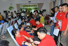 Hàng nghìn đoàn viên công đoàn và người lao động đến từ nhiều đơn vị, doanh nghiệp, bệnh viện, trường học tham gia hiến máu.