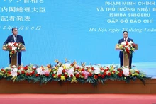 Thủ tướng Phạm Minh Chính và Thủ tướng Nhật Bản Ishiba Shigeru thông báo kết quả hội đàm với báo chí hai nước. (Ảnh: TTXVN) 
