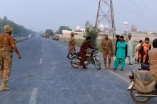 Binh sĩ Pakistan phong tỏa một tuyến đường sau khi tên lửa của Ấn Độ tấn công huyện Bahawalpur, tỉnh Punjab, phía đông Pakistan, ngày 7/5/2025. (Ảnh: Tân Hoa xã)