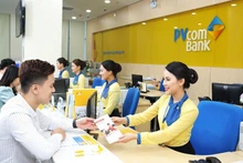 Khách hàng giao dịch tại PVcomBank. (Ảnh: V.PHONG)