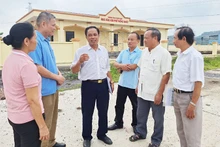 Cán bộ và nhân dân Tổ dân phố Thống Nhất, thị trấn Me, huyện Gia Viễn (Ninh Bình) trao đổi kinh nghiệm xây dựng khu phố văn minh, vững mạnh.