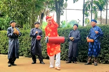 Biểu diễn hát sắc bùa của Câu lạc bộ dân ca huyện Minh Hóa.