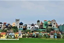Khu nghĩa trang nhân dân nằm cạnh khu dân cư và đất lúa tại huyện Yên Mỹ, tỉnh Hưng Yên. (Ảnh: VĂN LÚA)