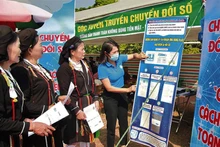 Bảo hiểm xã hội huyện Tiên Yên (Quảng Ninh) tuyên truyền các dịch vụ chuyển đổi số cho người dân xã Hải Lạng.
