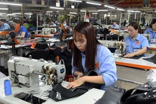 Công nhân Công ty Ladoda may túi, cặp da phục vụ thị trường trong nước và xuất khẩu. (Ảnh: TRẦN HẢI)