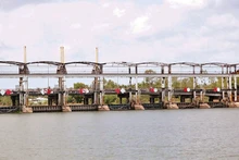Cống thủy lợi Láng Thé phía sông Cổ Chiên, ngăn mặn, trữ ngọt phục vụ sản xuất trong mùa khô 2023-2024 tại Trà Vinh.