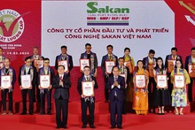 Trao chứng nhận hàng Việt Nam chất lượng cao năm 2024 cho các doanh nghiệp.