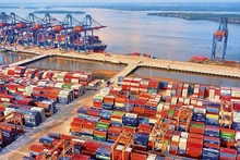 Xuất, nhập khẩu hàng hóa tại cảng Tổng hợp Bình Dương.