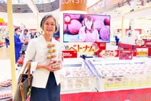 Người tiêu dùng Nhật Bản chọn mua sản phẩm vải thiều của Việt Nam được bán trong hệ thống siêu thị Aeon.
