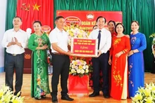 Đại diện Ủy ban Trung ương Mặt trận Tổ quốc Việt Nam trao quà tặng người dân tại Ngày hội Đại đoàn kết toàn dân tộc ở Bắc Giang. (Ảnh: NGUYỄN PHƯỢNG)
