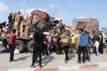 Người dân chuyển hàng cứu trợ nhân đạo tại cửa khẩu Rafah ở Dải Gaza.