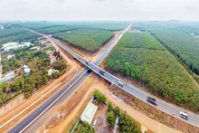 Đường cao tốc Dầu Giây-Phan Thiết được xây dựng từ vốn đầu tư công, hoàn thành đưa vào sử dụng góp phần tăng cường kết nối giao thông trong vùng. (Ảnh: CHÍ HÙNG)