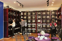 Phòng Truyền hình tại điểm du lịch “Căn nhà màu tím”, nơi lưu giữ nhiều thiết bị truyền hình, tivi xưa.