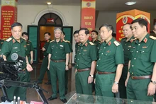 Thủ trưởng Tổng cục Công nghiệp quốc phòng và Bộ Tham mưu tham quan trưng bày sản phẩm công nghiệp quốc phòng.