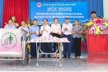 Trong xây dựng nông thôn mới, các xã của huyện Phù Cừ, tỉnh Hưng Yên luôn coi trọng công tác tuyên truyền bảo vệ môi trường. (Ảnh: HẢI LONG)