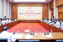 Phiên họp tham vấn ý kiến về Dự thảo Luật Đất đai (sửa đổi) của Ủy ban Kinh tế. (Ảnh: PHẠM THẮNG)