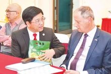Ông Hồ Xuân Hiếu đang trao đổi với Đại sứ đặc mệnh toàn quyền Israel tại Việt Nam Yaron Mayer về liên kết trồng lúa hữu cơ.