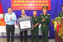 Đại diện Ban Chỉ huy quân sự thị xã Đông Triều phối hợp địa phương khánh thành, bàn giao “Nhà tình nghĩa” tặng hộ nghèo trên địa bàn.