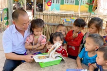 Giờ học của thầy trò lớp mầm non tại điểm bản Huổi Đá, xã Nậm Kè, huyện Mường Nhé, tỉnh Điện Biên.