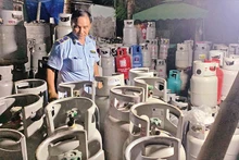 Lực lượng quản lý thị trường kiểm tra vỏ bình gas không rõ nguồn gốc tại xã Bình Chánh, huyện Bình Chánh.