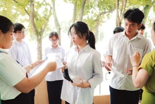Thí sinh làm thủ tục dự thi kỳ thi tuyển sinh lớp 10 công lập năm học 2023-2024 tại điểm thi Trường THPT Xuân Đỉnh. (Ảnh: NGUYỄN HẢI)
