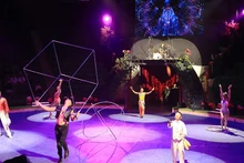Sự kết hợp giữa xiếc và rock trong “Thiên thần lên núi” đã mang đến những màn trình diễn giàu cảm xúc. (Ảnh: MINH ANH)