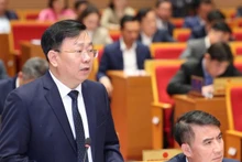 Giám đốc Sở Xây dựng Hà Nội Võ Nguyên Phong trả lời chất vấn của đại biểu Hội đồng nhân dân thành phố.