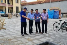 Các thành viên Ban Thanh tra nhân dân, Ban Giám sát đầu tư của cộng đồng thôn Đoài, xã Kim Nỗ, huyện Đông Anh, giám sát thi công nhà văn hóa.