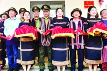 Khánh thành và tặng quà cho gia đình anh A Tênh (thành phố Kon Tum) trong chương trình xóa nhà tạm, nhà dột nát tặng đồng bào các tỉnh Tây Nguyên của Bộ Công an.