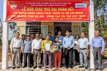 Ðại diện Mặt trận Tổ quốc huyện Châu Ðức (tỉnh Bà Rịa-Vũng Tàu), chính quyền xã Bàu Chinh và nhà tài trợ bàn giao nhà cho gia đình bà Lê Thị Mụn.