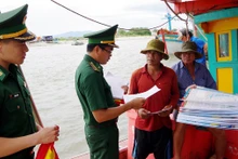Bộ đội Biên phòng tỉnh Bà Rịa-Vũng Tàu tuyên truyền cho ngư dân về chống khai thác hải sản bất hợp pháp, không khai báo và không theo quy định. (Ảnh VŨ TÂN)