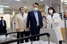 Tổng thống Hàn Quốc thăm một bệnh viện tại tỉnh Gyeonggi. (Ảnh VĂN PHÒNG TỔNG THỐNG HÀN QUỐC)