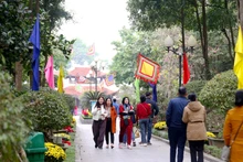 Du khách tham quan đền thờ Hoàng đế Quang Trung, thành phố Vinh. (Ảnh MINH QUÂN)