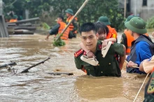 Công an tỉnh Lạng Sơn hỗ trợ người dân di chuyển đến nơi an toàn. (Ảnh CÔNG AN LẠNG SƠN)