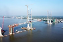 Dự án Ðầu tư xây dựng công trình cầu Rạch Miễu 2 đang vượt tiến độ so với kế hoạch. (Ảnh NGUYỄN SỰ)