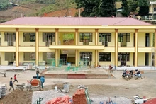 Trường Phổ thông dân tộc bán trú Trung học cơ sở xã Khánh Xuân, huyện Bảo Lạc, tỉnh Cao Bằng được xây dựng khang trang từ vốn phát triển vùng đồng bào dân tộc thiểu số. (Ảnh MINH TUẤN)
